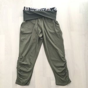 Lululemon Hight Waist (low convertible) Olive / Army Green Jogger Capri Pants